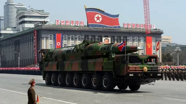Défilé militaire avec un missile à Pyongyang