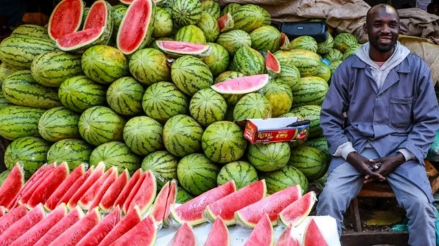 Wani mai sayar da kankana a wajen hajarsa
