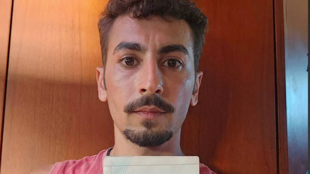 Şuayb Ordu'nun pasaportunu tutan fotoğrafı