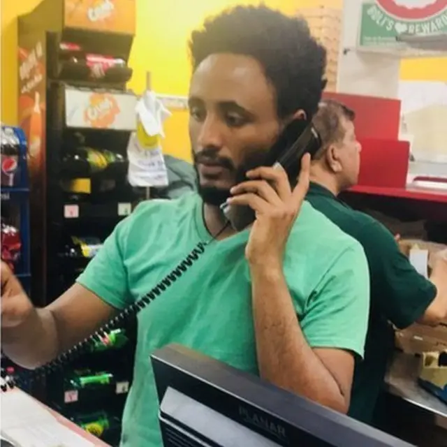 መንግስተአብ በሥራ ገበታው ላይ የፒዛ ቦሊስ ከደንበኛ በስለክ ትዕዛዝ ሲቀበል