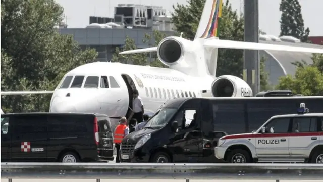 І білоруські, і російські ЗМІ згадують інцидент із літаком президента Болівії Ево Моралеса, коли низка європейських країн відмовилася пропустити його через свій повітряний простір через підозри, що на борту міг перебувати Едвард Сноуден