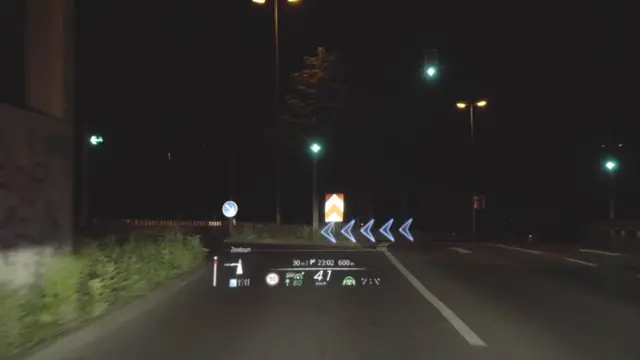 راه‌یاب ماهواره‌ای اطلاعات را به صورت واقعیت مجازی روی شیشه جلو نمایش می‌دهد