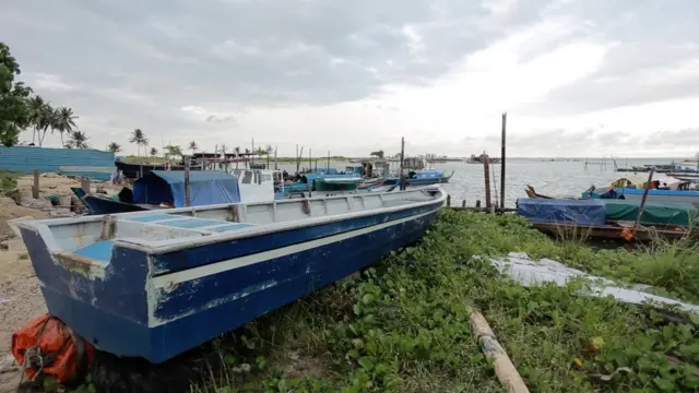 Kapal bersandar di pinggiran pantai timur Pulau Batam.