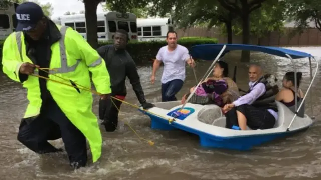 Askari boolis ah oo dad badbaadinaya