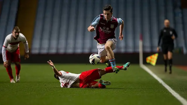 گریلیش در تیم زیر ۱۹ سال استون ویلا در سال ۲۰۱۳