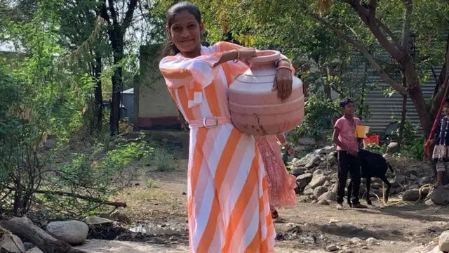 कावेरीने नुकतीच दहावीची परीक्षा पास केली. पण पुढील शिक्षण घेता येत नाहीय.