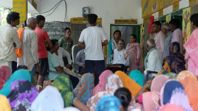 गौस खेड़ा स्कूल में अफ़सर गाँव वालों को समझाते हुए 