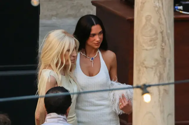 dua lipa i kalum tarner, venčanje due lipe, donatela versaće