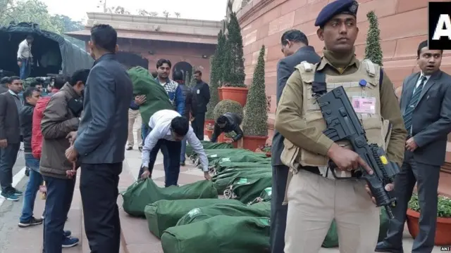 अर्थसंकल्पाचं साहित्य संसदेत दाखल