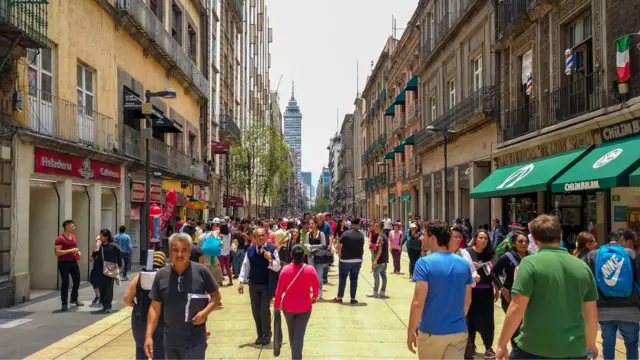 Peatones en la calle Madero de Ciudad de México