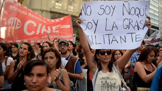 Para muchos defensores de los trabajadores, "ñoqui" se suele usar como un estilo de insulto para los trabajadores de parte que la clase pudiente.