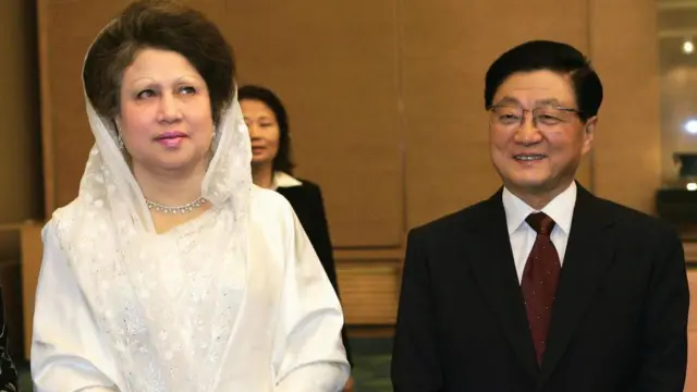 চীনের উপ-প্রধানমন্ত্রী হুয়াং জু'র সাথে বাংলাদেশের প্রধানমন্ত্রী খালেদা জিয়া। ২০০৫ সালের ১৭ই অগাস্ট বেইজিংয়ে বৈঠকের আগে ছবিটি তোলা হয়।