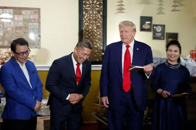 Ông Trump và ông Hùng Cao (thứ hai từ trái qua) tại nhà hàng Trường Tiền trong trung tâm thương mại Eden Center tại bang Virginia vào ngày 26/8/2024