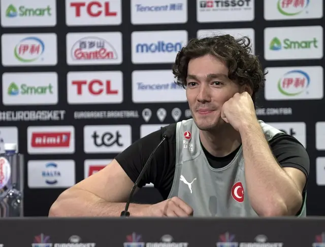 Cedi Osman basın toplantısında konuşuyor