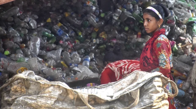 వాటర్ బాటిల్స్ ఏరుంటుకున్న బాలిక