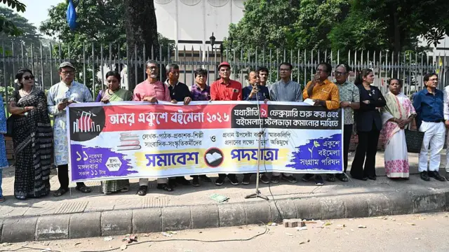 শুরুতে গত ডিসেম্বরে বইমেলা আয়োজনের সিদ্ধান্ত নেওয়া হলেও প্রকাশকসহ বিভিন্নজনের আপত্তির মুখে সেখান থেকে সরে আসে বাংলা একাডেমি