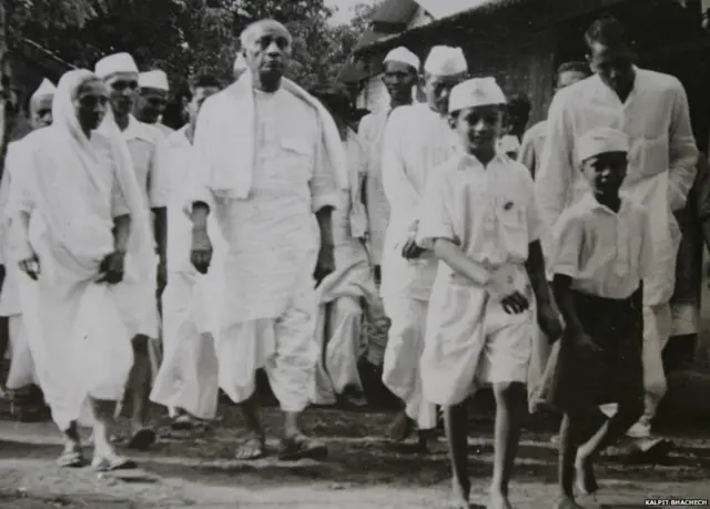 खेडा जिल्ह्यातील रासगाव इथं सरदार पटेल यांनी भेट दिली होती. त्यावेळी गावातून फेरफटका मारताना सरदार पटेल.