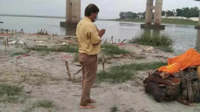 గంగా నదిలో మృతదేహాలు