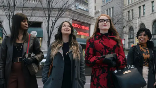 Soldan sağa: Kacy Duke rolüyle Laverne Cox, Rachel rolüyle Katie Lowes, Anna Delvery rolüyle Julia Garner ve Neff Dav rolüyle Alexis Floyd