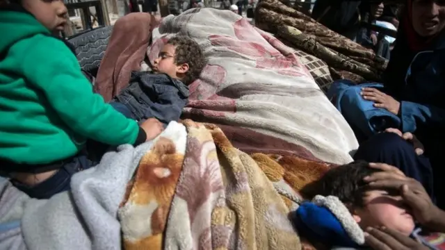 مردم در حال فرار از غوطه