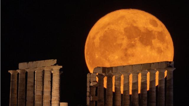 قمر تموز يطل فوق معبد بوسايدون في اليونان