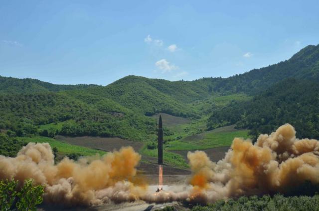 朝鮮官方電視台說，在朝鮮領導人金正恩的監督下，朝鮮發射了一枚"火星14號"洲際彈道導彈。