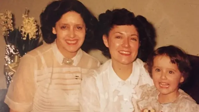 Anita, a filha e a neta posam juntas para foto