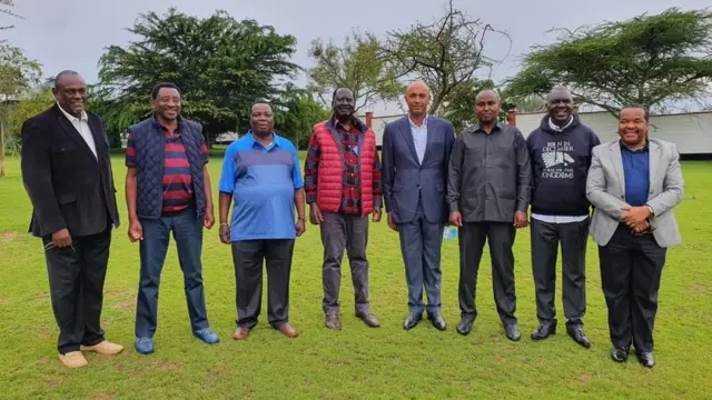 Francis Atwoli wa tatu kutoka kulia akiwa amesimama na raila Odinga wanne utoka kulia na baadhi ya viongozi wa mlima Kenya