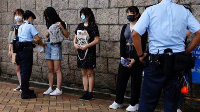 香港高等法院外警員攔查多名年輕女子（30/7/2021）
