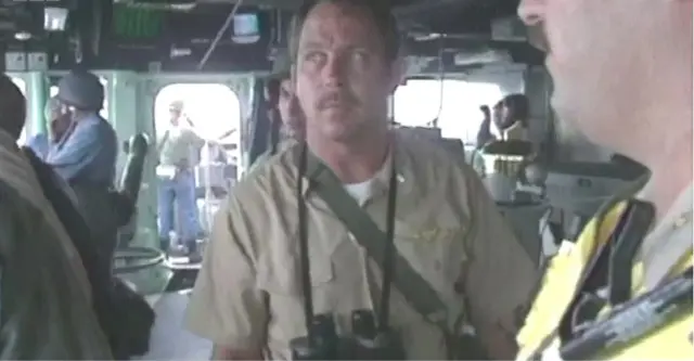 అమెరికాకు చెందిన యుద్ధ నౌక యూఎస్ఎస్ విన్సెనెస్‌‌లో ఒక అధికారి