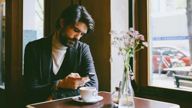 Hombre tomando un café.