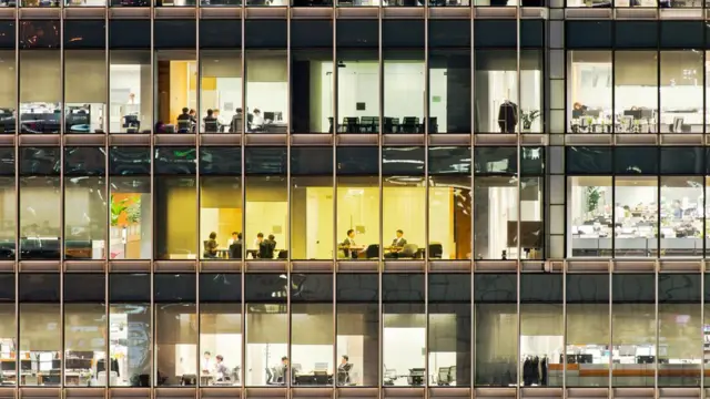 Si tienes más de 50 años, los expertos recomiendan que busques trabajo en empresas pequeñas.