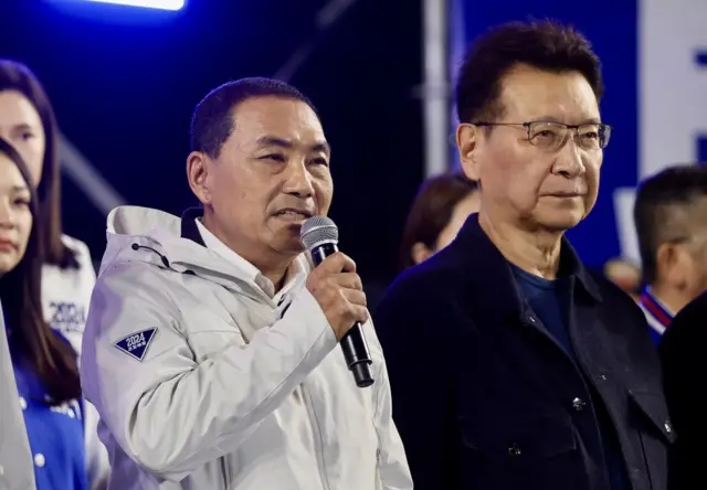 侯友宜在承认败选后向支持者发表讲话。