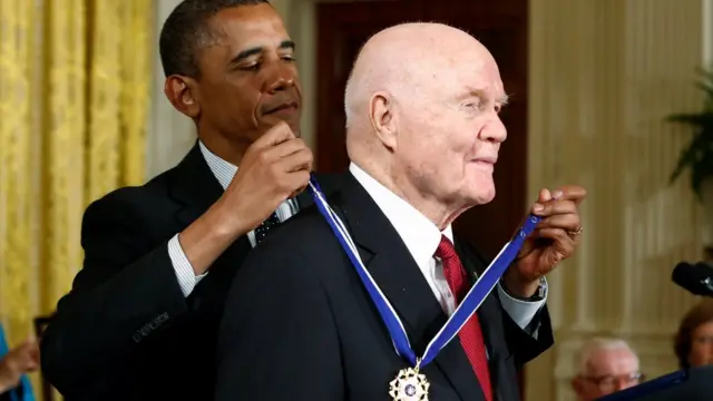 اوباما هنگام اعطای مدال آزادی رئیس جمهوری به گلن