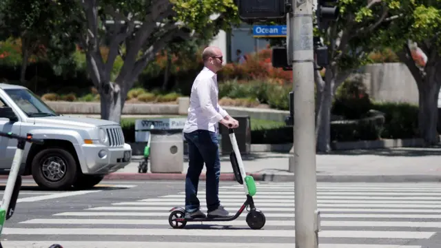 Hombre en monopatín en California.
