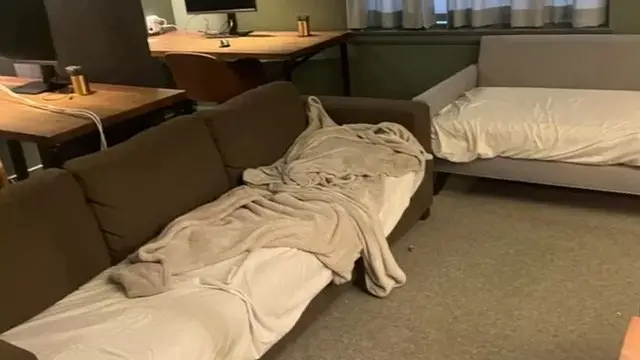 ट्विटर के दफ़्तर में दो सोफ़ों को बनाया गया बिस्तर