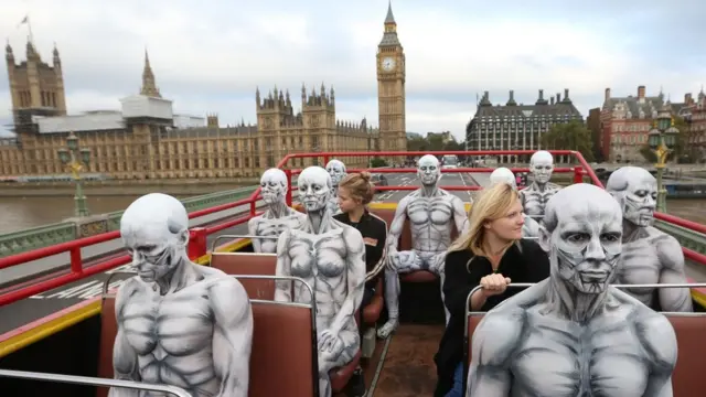 روبوٹس کے بہروپ میں ماڈل