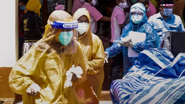 เจ้าหน้าที่สาธารณสุขสวมชุดป้องกันเร่งการตรวจเชิงรุกภายในโรงพยาบาลบันนังสตา จ.ยะลาเมื่อเดือนเม.ย.