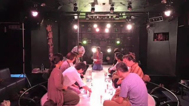 温泉街のストリップ劇場での茶会。給湯流茶道では、かつて繁栄したが今は廃れてしまったノスタルジックな場所を開催地として選ぶことが多い