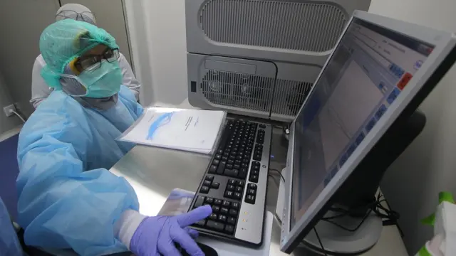 Sejumlah dokter sedang berdiskusi saat melakukan ekstraksi dengan metode Polymerase Chain Reaction (PCR) di ruang Laboratorium Biosafety II di RSUD Doris Sylvanus Palangkaraya, Kalimantan Tengah, Rabu (06/05).