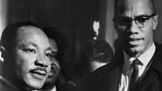 La brève et unique rencontre entre Malcolm X (R) et Martin Luther King (L) à Washingon DC, le 26 mars 1964