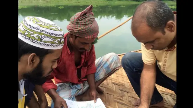 L'équipe de la mousseline du Bengale a fait appel à l'aide des villageois locaux pour retrouver la plante perdue