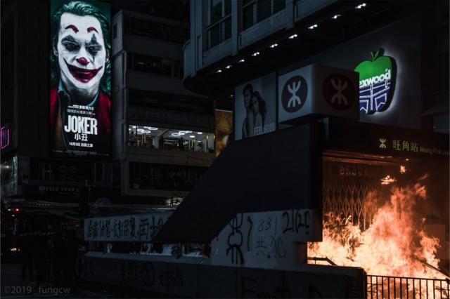 这张照片在社交媒体流传，被香港网民形容电影与香港局势互相呼应。