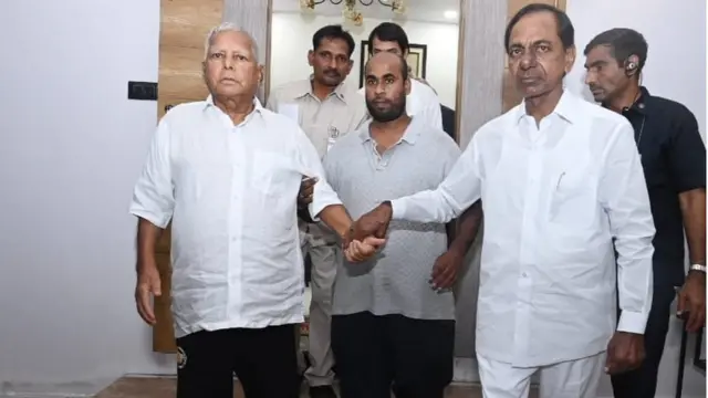 लालू प्रसाद यादव के साथ केसीआर