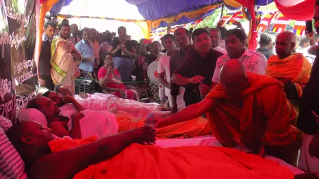 ප්‍රාදේශීය ලේකම් කාර්යාලයක් ඉල්ලා බෞද්ධ, හින්දු, ක්‍රිස්තියානි පූජකවරුන් උපවාසයක