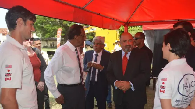 ඇමැති ඩී.එම්.ස්වාමිනාදන් තානාපති නිලධාරීන් සමඟ