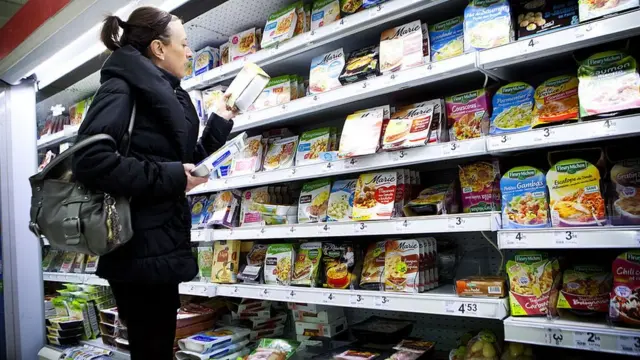 Mujer chequeando los ingredientes de un producto.