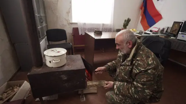 Glava Šurnuha Akop Aršakяn pereehal iz perešedšeй Azerbaйdžanu časti sela. On s semьeй živet i rabotaet v zdanii administracii