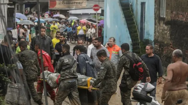 Rescatistas cargan el cuerpo de una persona en Recife