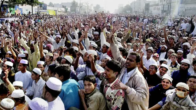আহমদীয়াদের বিরুদ্ধে দীর্ঘদিন ধরে প্রচারণা চালিয়ে আসছে খতমে নবুয়ত। ২০০৪ সালে ঢাকায় তাদের এক সমাবেশ।